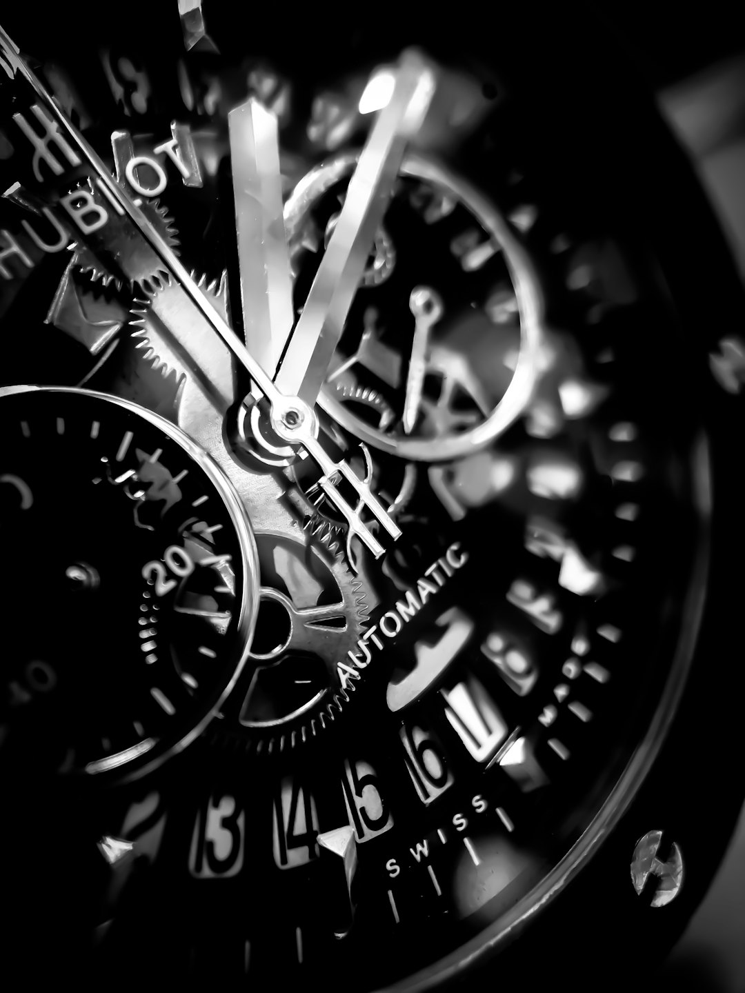 Mécanisme complexe et aiguilles à l'intérieur d'une montre automatique de luxe.